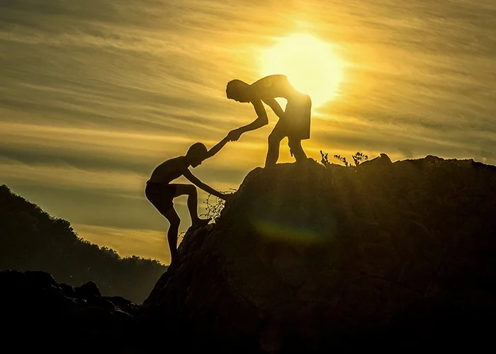 Due persone che si aiutano