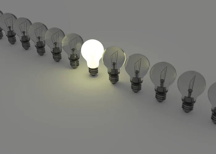 Fila di lampadine, solo una accesa